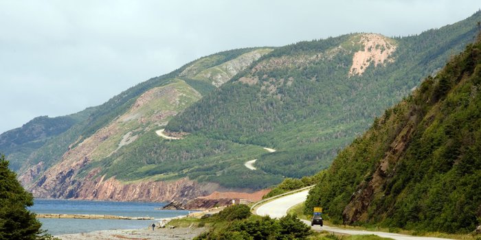 3085196_cabottrailinnovascotiaisoneofthemostscenicdrivesincanadawindingaroundthegreaterpartofcapebretonislandandofferingviewsofboththewoodsandtheoceanmakesuretoglanceatthewatereveryonce (700x350, 59Kb)