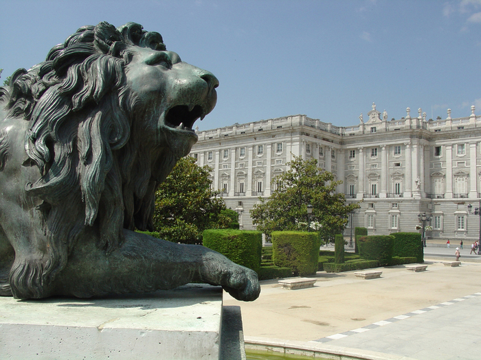 A_view_at_the_Palace_in_Madrid (700x525, 500Kb)