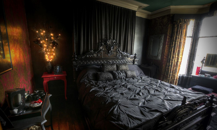 stripy-tights-and-dark-delights-gothic-bedroom (700x421, 275Kb)