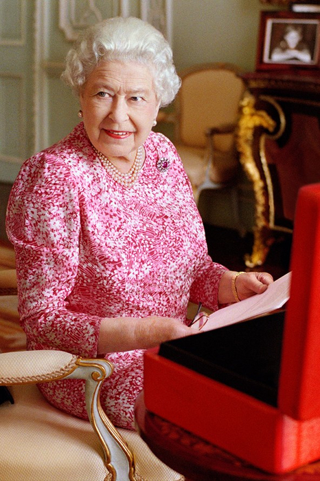 queen-elizabeth-2-9sep15-getty-mary-mccartney-b_592x888 (466x700, 429Kb)