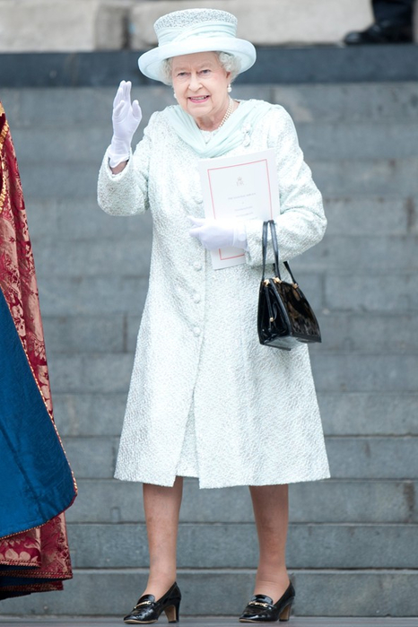 thequeen_v_6jun12_pa_b_592x888 (466x700, 279Kb)