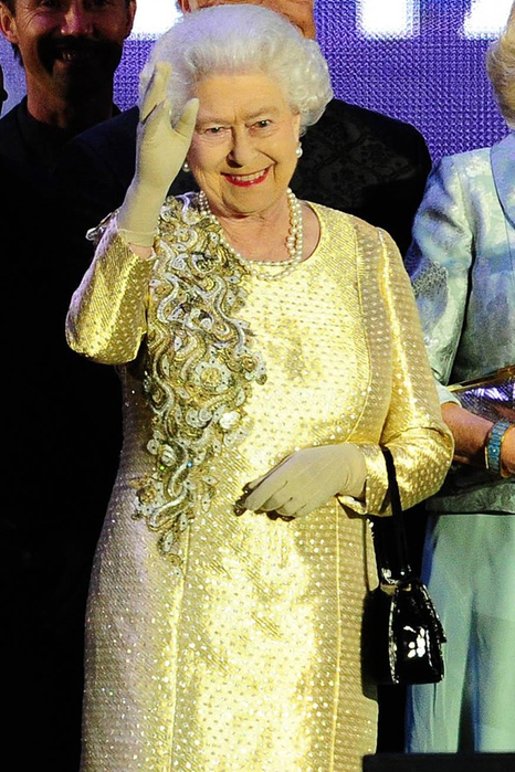 thequeen3_v_6jun12_pa_b_592x888 (466x700, 390Kb)