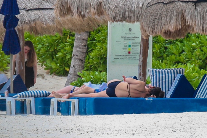 catherine-zeta-jones-in-a-swimsuit-as-she-relaxes-on-the-beach-in-cancun_4 (700x466, 269Kb)