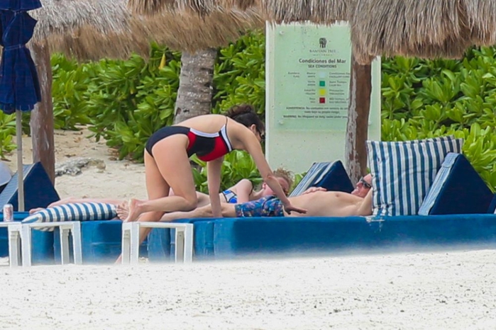 catherine-zeta-jones-in-a-swimsuit-as-she-relaxes-on-the-beach-in-cancun_9 (700x466, 248Kb)