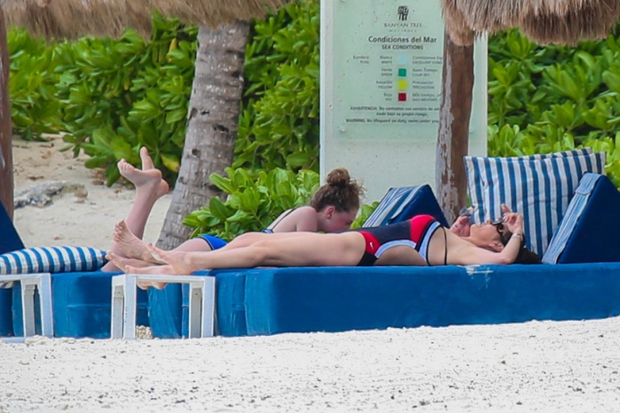 catherine-zeta-jones-in-a-swimsuit-as-she-relaxes-on-the-beach-in-cancun_12 (700x466, 246Kb)