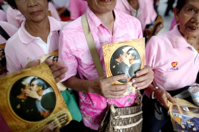 Тайцы молятся за здоровье короля Пумипона Адульядете (Bhumibol Adulyadej), Бангкок, 18 сентября 2010 года.