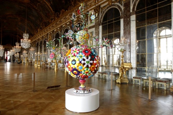 Выставка Такаши Мураками (Takashi Murakami) в Шато де Версаль (Версальском дворце), за пределами Парижа, 9 сентября 2010 года.