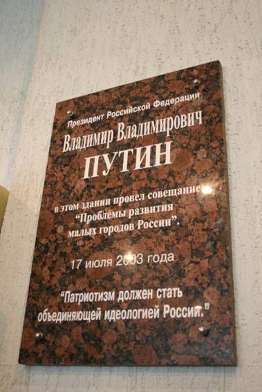 Что это? Культ личности? Лизоблюдство? Или это нормально?