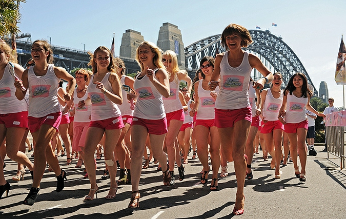 'Venus Embrace Closest Stiletto Relay' поможет в борьбе с раком молочной железы, Сидней, Австралия, 28 сентября 2010 года.