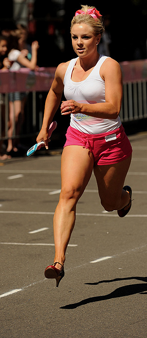 'Venus Embrace Closest Stiletto Relay' поможет в борьбе с раком молочной железы, Сидней, Австралия, 28 сентября 2010 года.
