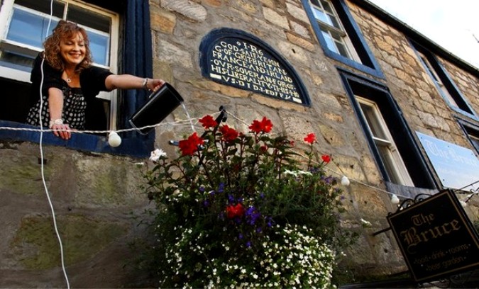 Небольшая шотландская деревня второй год подряд выигрывает Британию в цвету, чемпионат от Королевского Общества (Britain in Bloom champion of champion awards from the Royal Horticutural Society), Фолкленд, 30 сентября 2010 года. 