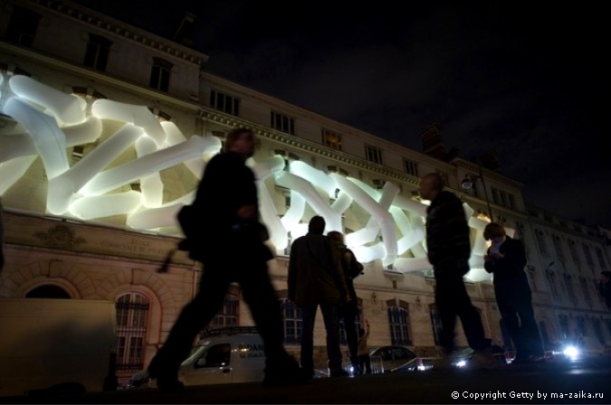 Уличный фестиваль искусств 'Nuit Blanche' ('Белая ночь') в Париже, 2-3 октября 2010 года.