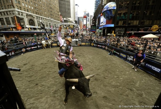 Профессиональные Bull Riders (PBR) на Таймс-сквер в Нью-Йорке, 15 октября 2010 года.