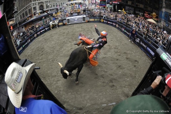 Профессиональные Bull Riders (PBR) на Таймс-сквер в Нью-Йорке, 15 октября 2010 года.