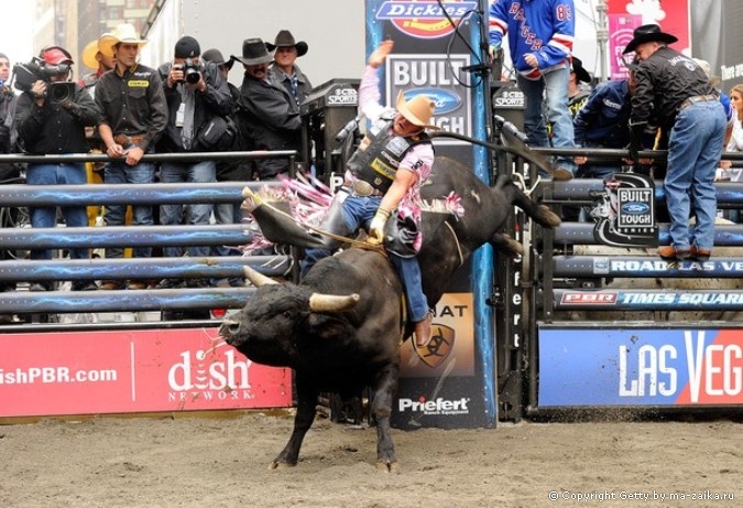 Профессиональные Bull Riders (PBR) на Таймс-сквер в Нью-Йорке, 15 октября 2010 года.