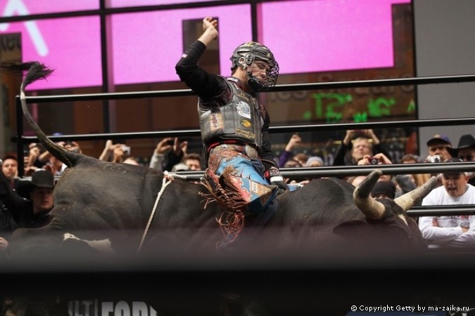 Профессиональные Bull Riders (PBR) на Таймс-сквер в Нью-Йорке, 15 октября 2010 года.