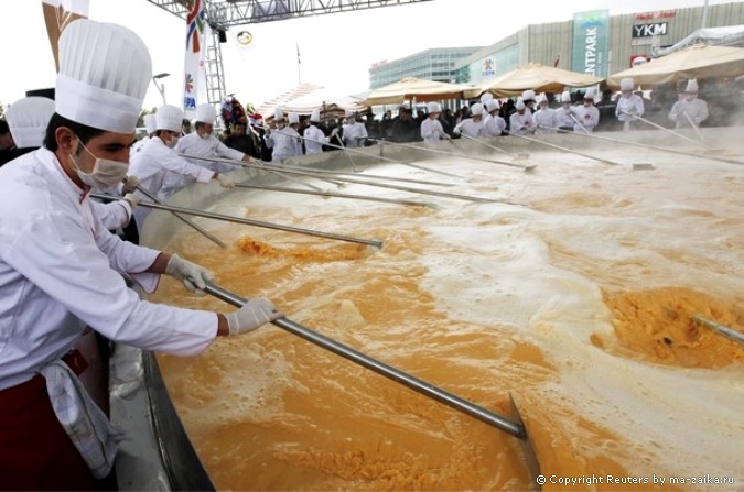 Крупнейший в мире омлет приготовили в Анкаре, Турция, 8 октября 2010 года.