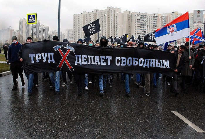 «Русский Марш» националистов в Москве собрал более 10 тысяч человек (699x473, 137Kb)