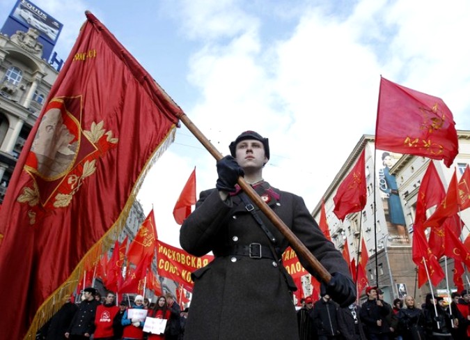 Митинг КПРФ по случаю 93-ей годовщины большевистской революции 1917 года в центре Москвы, 7 ноября 2010 года.