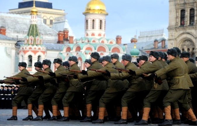 Реконструкция Октябрьского парада 1941 года на Красной площади в Москве, 7 ноября 2010 года.