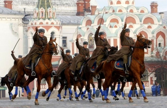 Реконструкция Октябрьского парада 1941 года на Красной площади в Москве, 7 ноября 2010 года.