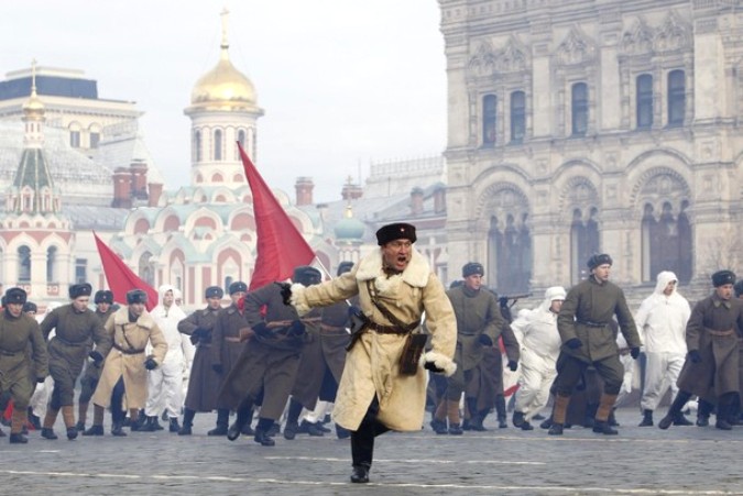 Реконструкция Октябрьского парада 1941 года на Красной площади в Москве, 7 ноября 2010 года.