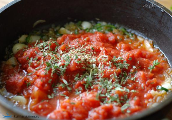 Ароматные кальмары в томатном соусе