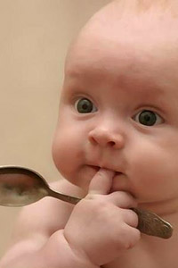 02_child_with_spoon (200x300, 10 Kb)