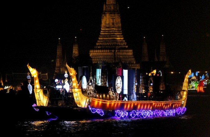 Loy Krathong фестиваль в Бангкоке, 21 ноября 2010 года.