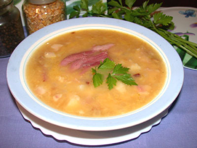 Суп из горошка с колбасками 