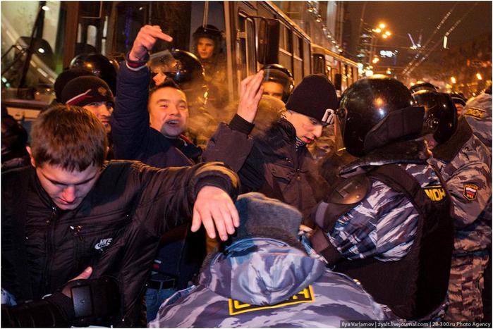 Беспорядки в Москве у Киевского вокзала (фоторепортаж) Беспорядки в Москве у Киевского вокзала (фоторепортаж)