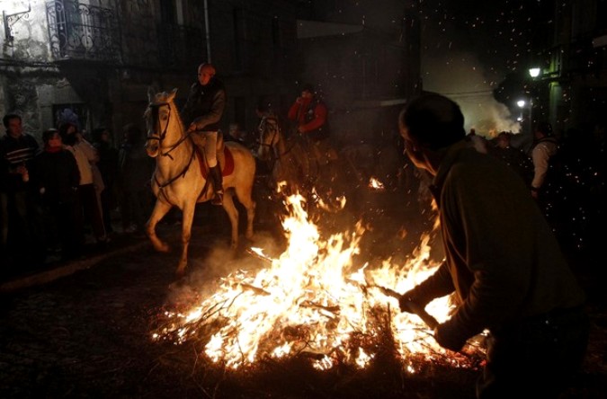 Luminarias в деревне Сан-Бартоломе-де-лос Пинарес, около 100 км (62 мили) к северо-западу от Мадрида, 16 января 2011 года.