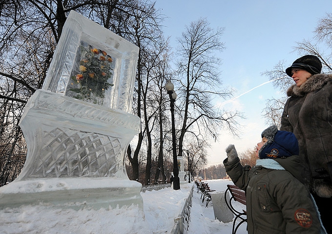 В Сокольниках заморозили цветы и готовят ледяного мамонта