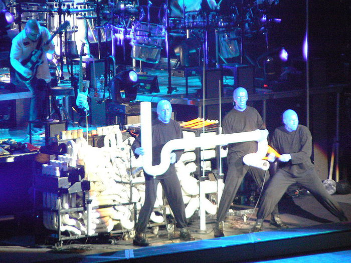 Необычная живая музыка от Blue Man Group