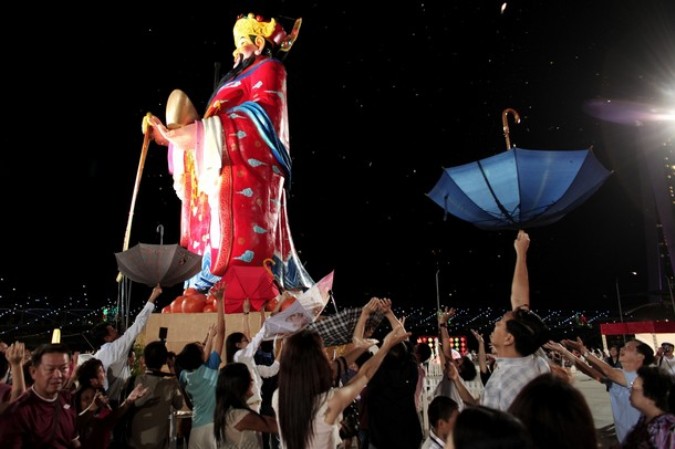 Речной Хонгбао фестиваль (River Hongbao festival) отмечает Китайский Новый год, Сингапур, 2 февраля 2011 года.