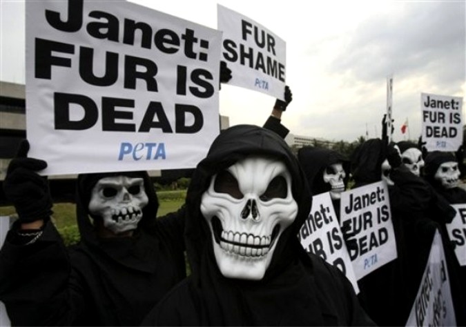 Протест PETA против меха, Манила, Филиппины, 4 февраля 2011 года.