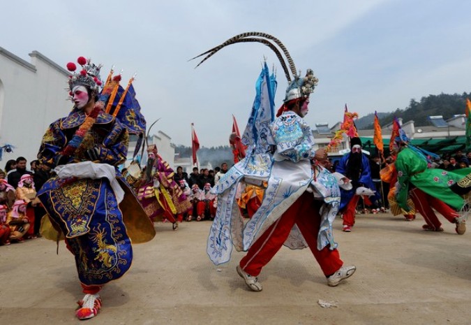 Танец лошади ('gallopping horse' dance) в честь лунного Нового года в городе Уху, в восточной провинции Аньхой.