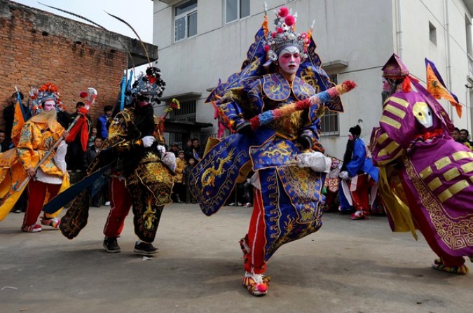 Танец лошади ('gallopping horse' dance) в честь лунного Нового года в городе Уху, в восточной провинции Аньхой.