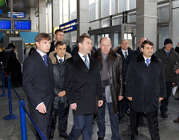 Дмитрия Медведева подвергли личному досмотру во Внуково, 11 февраля 2011 года.