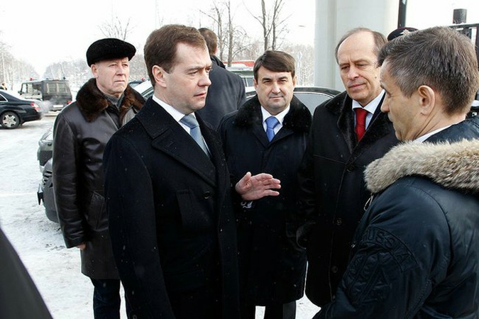 Дмитрия Медведева подвергли личному досмотру во Внуково, 11 февраля 2011 года.