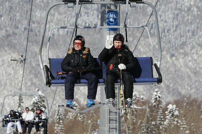 Медведев и Путин в Красной поляне, 18 февраля 2011 года.