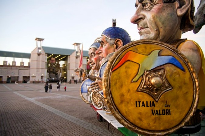 Виареджо Карнавал (Viareggio Carnival) в Виареджо, Италия, 20 февраля 2011 года.