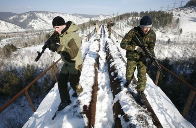 Экзаменационная сессия на защитника Отечества в студенческом военном клубе "Скорпион" в Дивногорске, около 38 км к югу от Красноярска, 23 февраля 2011 года.