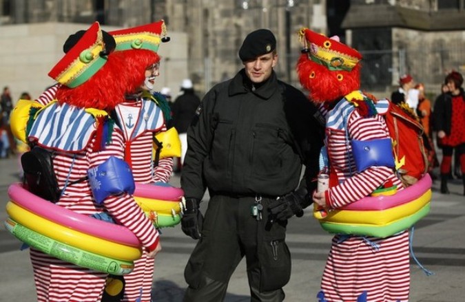 День старухи в Кёльне (Old Women's Day in Cologne), Германия, 3 марта 2011 года.