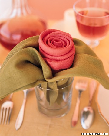 Салфетка в форме розы. Праздничная сервировка стола. (360x450, 34Kb)