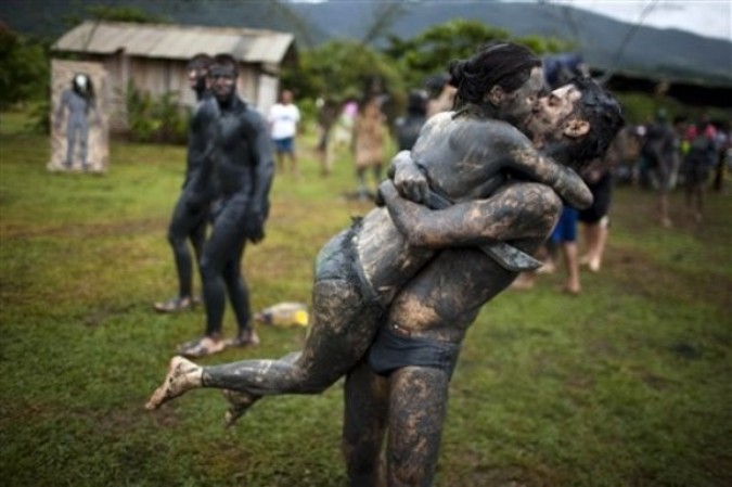 Блоко де Лама или Грязный карнавал ('Bloco da Lama' or Mud Block carnival) в Парати, Бразилия, 4-8 марта 2011 года.