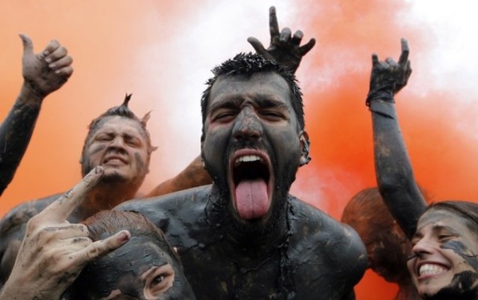 Блоко де Лама или Грязный карнавал ('Bloco da Lama' or Mud Block carnival) в Парати, Бразилия, 4-8 марта 2011 года.