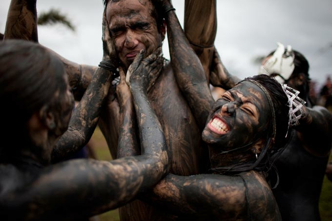 Блоко де Лама или Грязный карнавал ('Bloco da Lama' or Mud Block carnival) в Парати, Бразилия, 4-8 марта 2011 года.