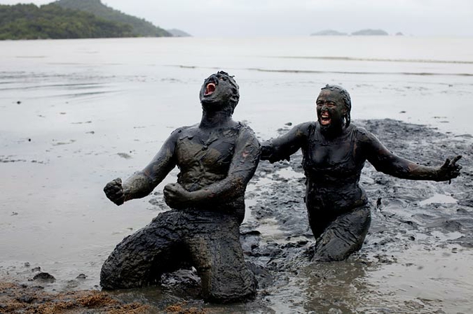 Блоко де Лама или Грязный карнавал ('Bloco da Lama' or Mud Block carnival) в Парати, Бразилия, 4-8 марта 2011 года.