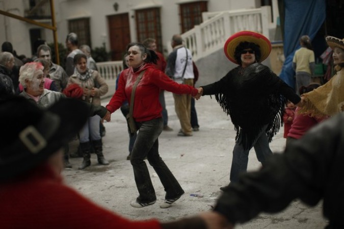 "Эль-Диа-де-лос-Полвос" или День Порошка ("El Dia de los Polvos" (Powder Day)) в южной испанской деревне Толокс, 8 марта 2011 года.